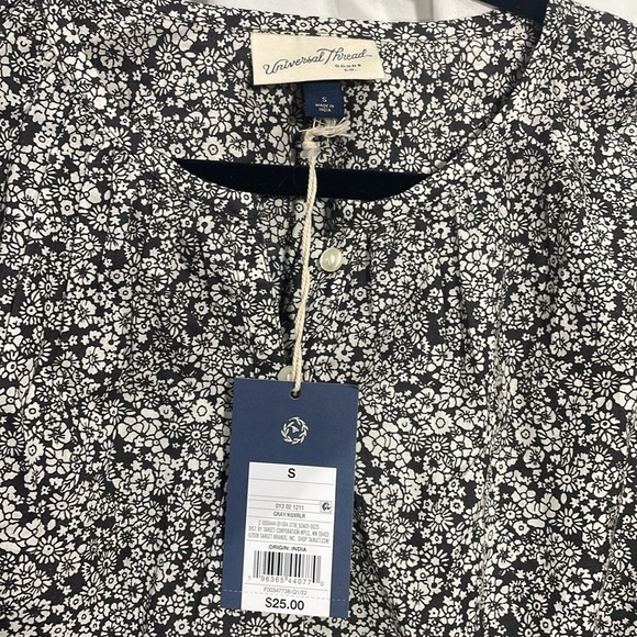 NWT Universal Thread Black White Floral Peasant Top Puffy Sleeve Blouse - Picture 7 of 8